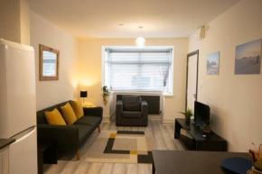 Luxe Living City Apartment - Beach, WIFI, Parking
